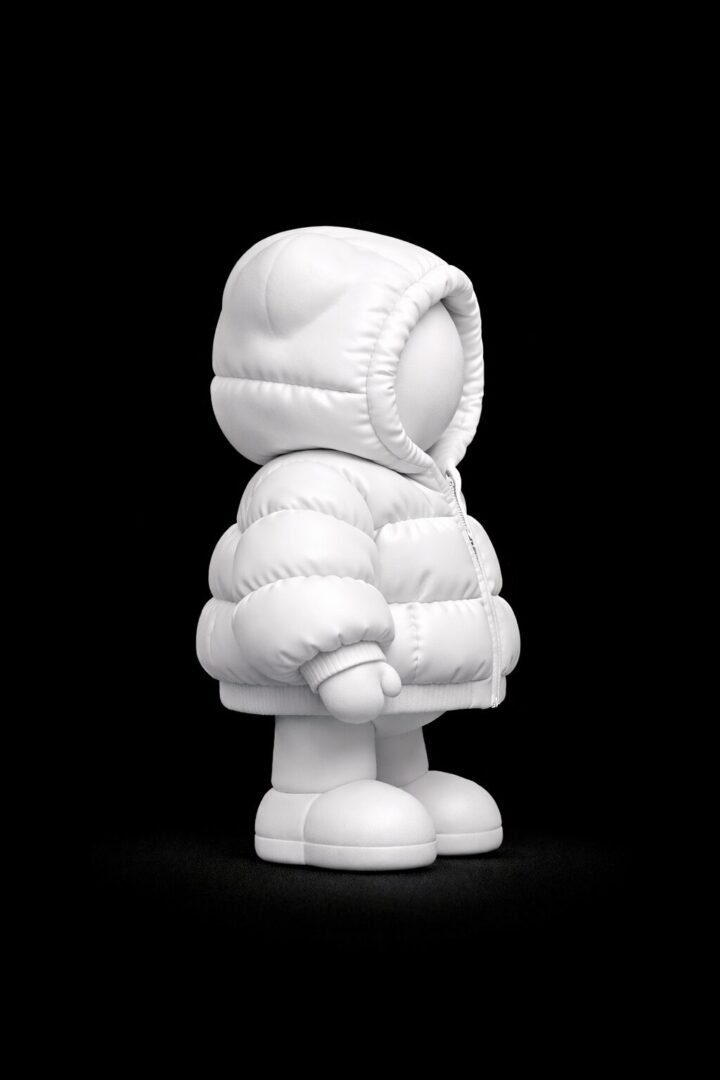 Art toy laterale con cappuccio